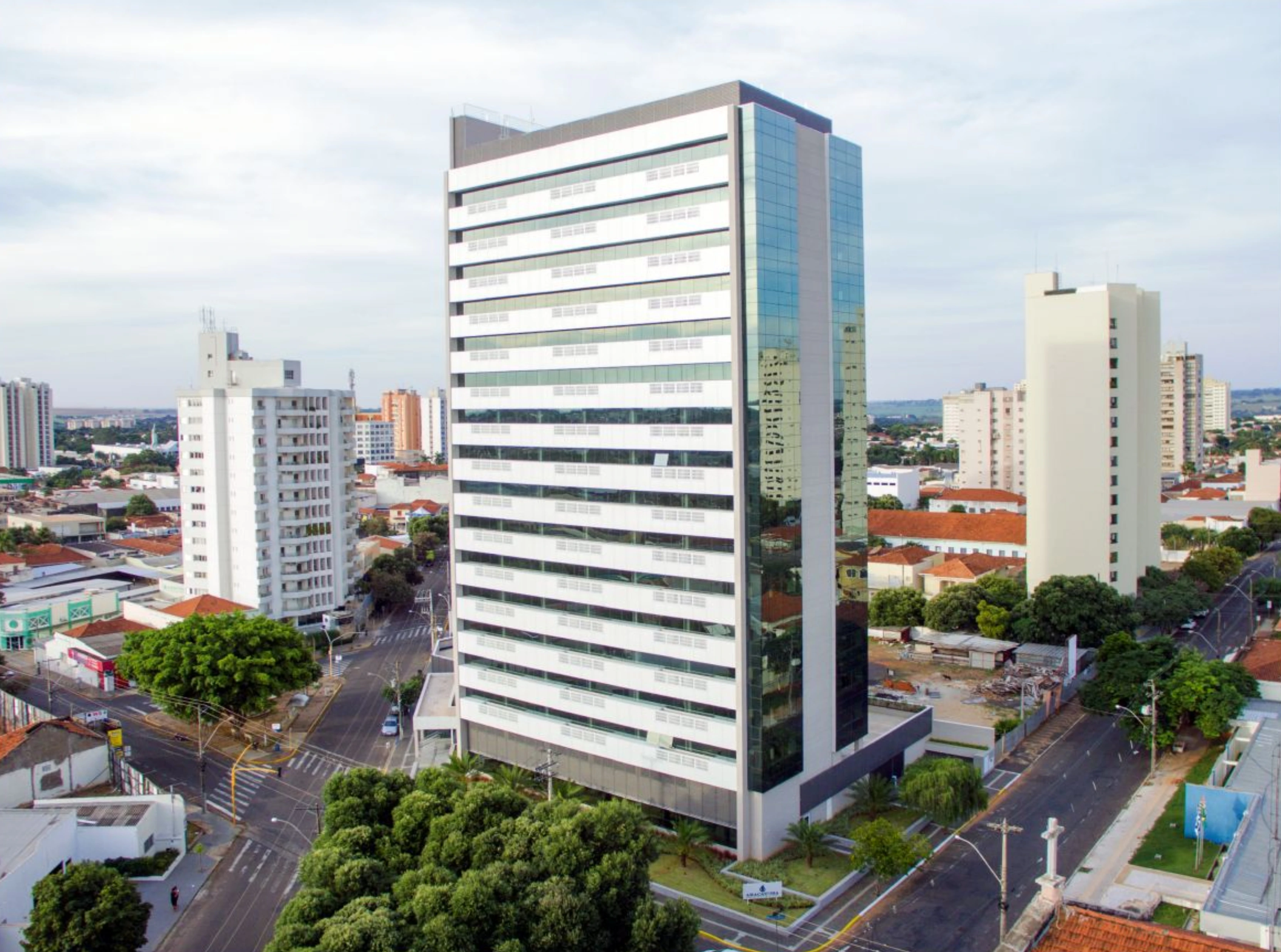 Fotografia do prédio de longe