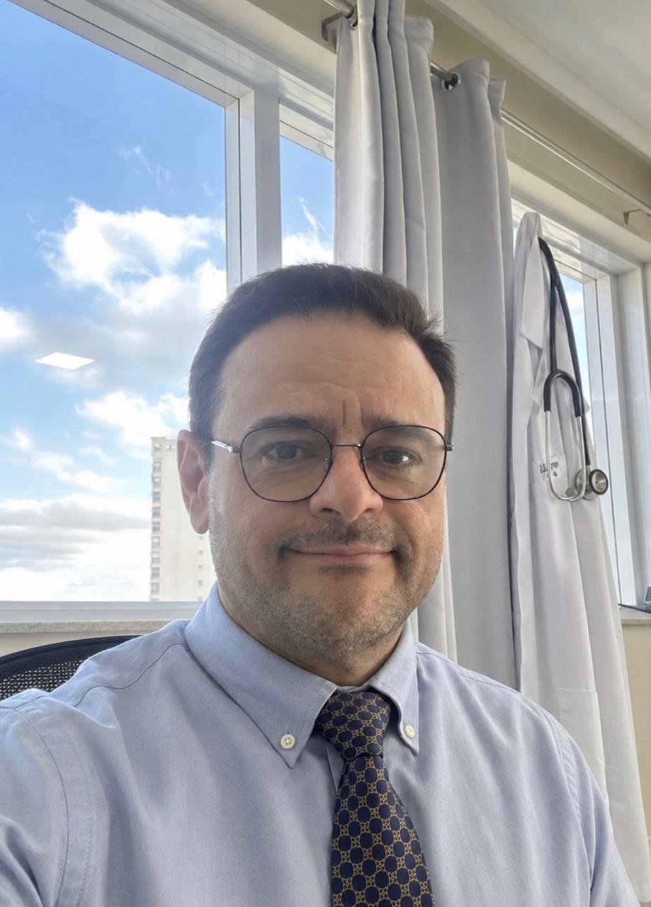 Dr. Luis Fernando Salvariego, médico geriatra, em seu consultório